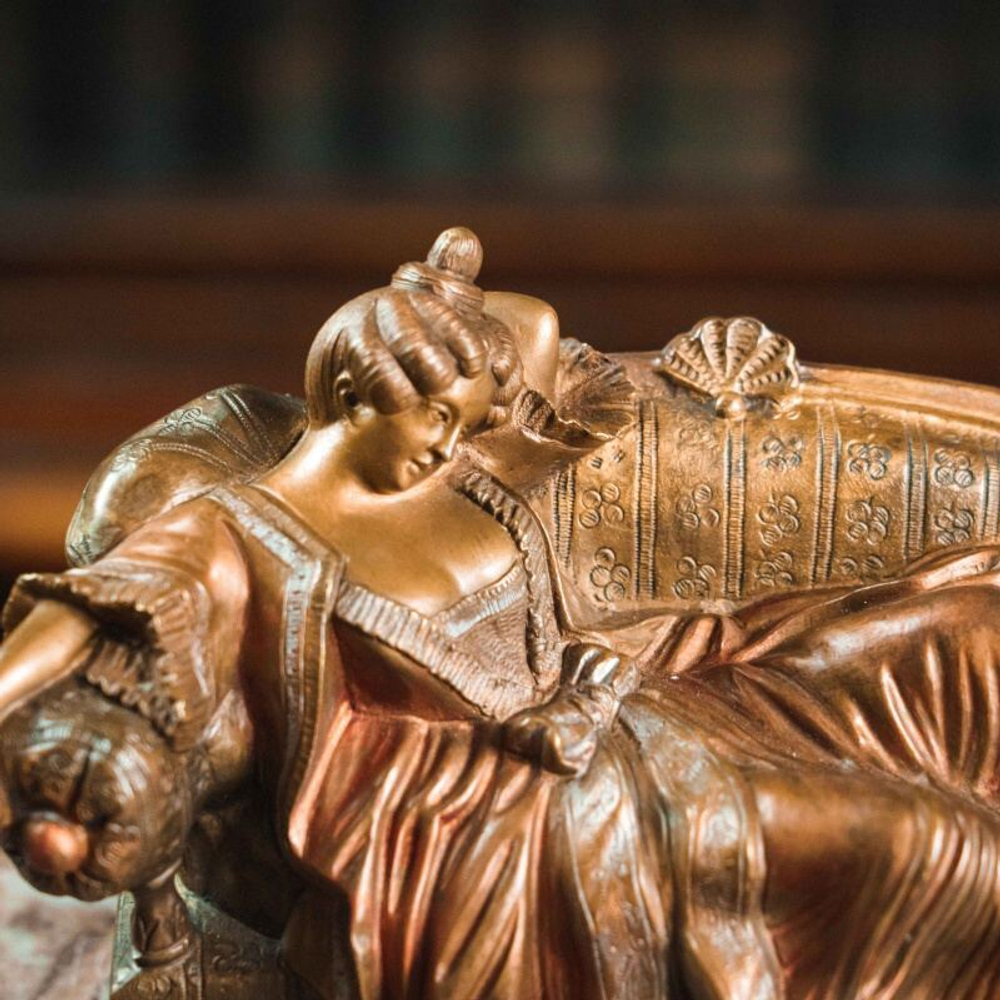 Бронзовая скульптура «Дама на софе»