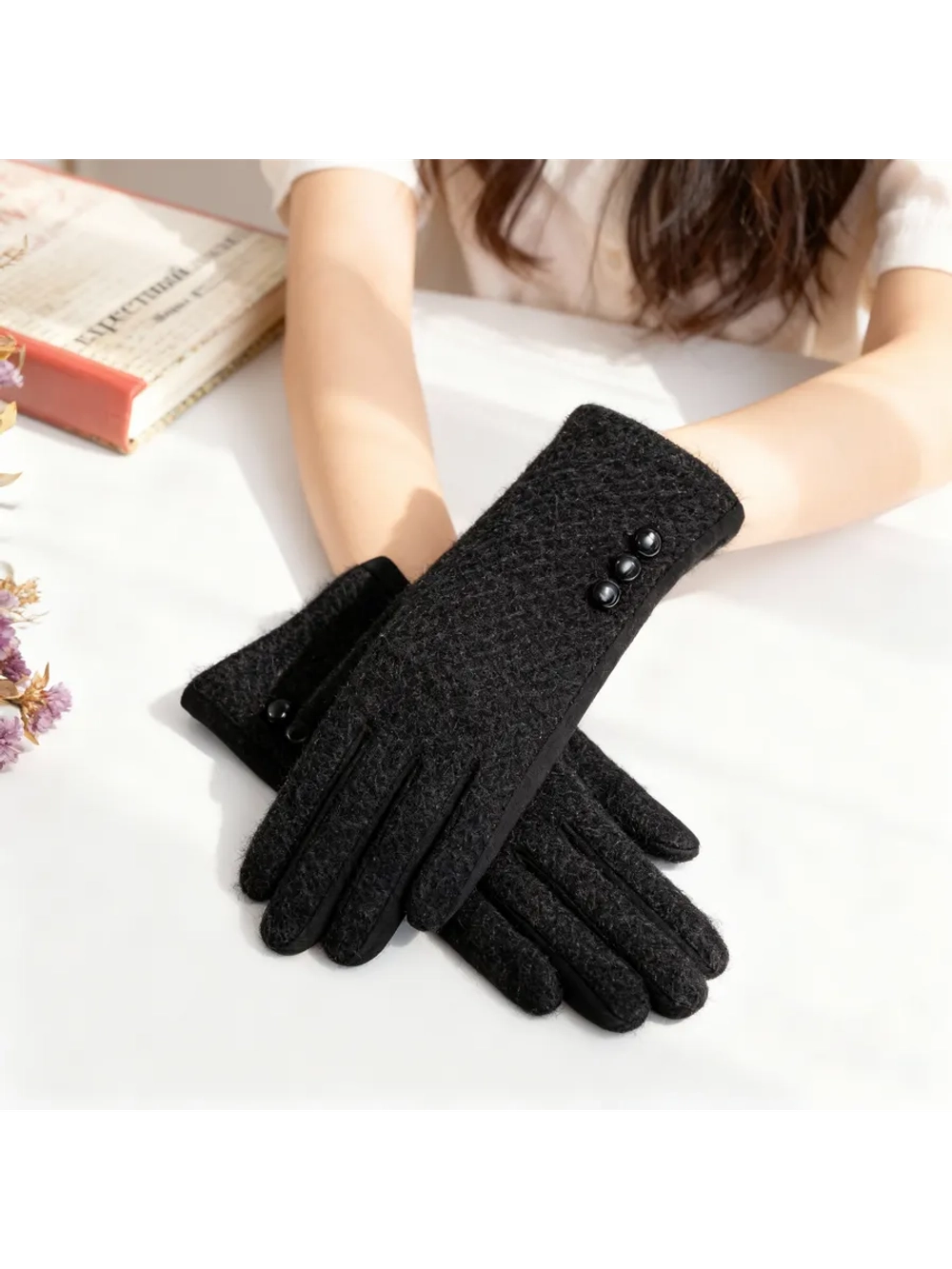 демисезонные перчатки тёплые с декоративными пуговицами