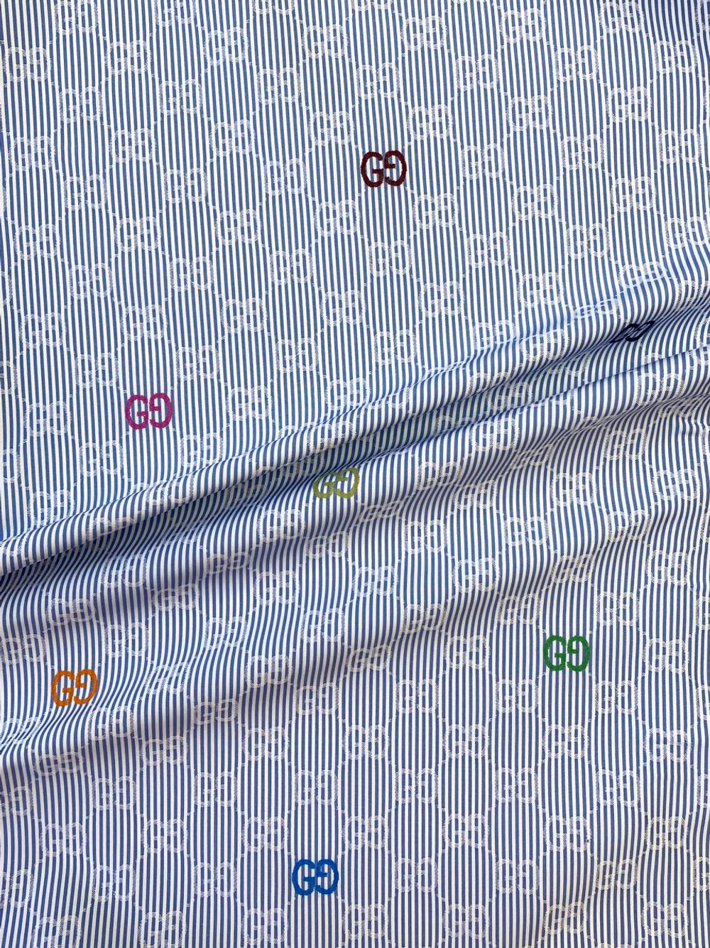 Хлопок Gucci в бело-голубую полоску с вышитым разноцветным лого