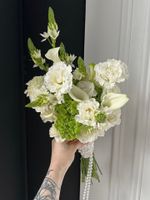 Свадебный букет из белого лизиантуса, калл, гортензии и орнитогалума