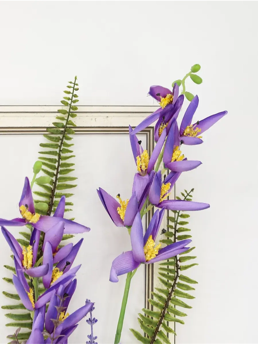 Искусственные цветы для декора стен