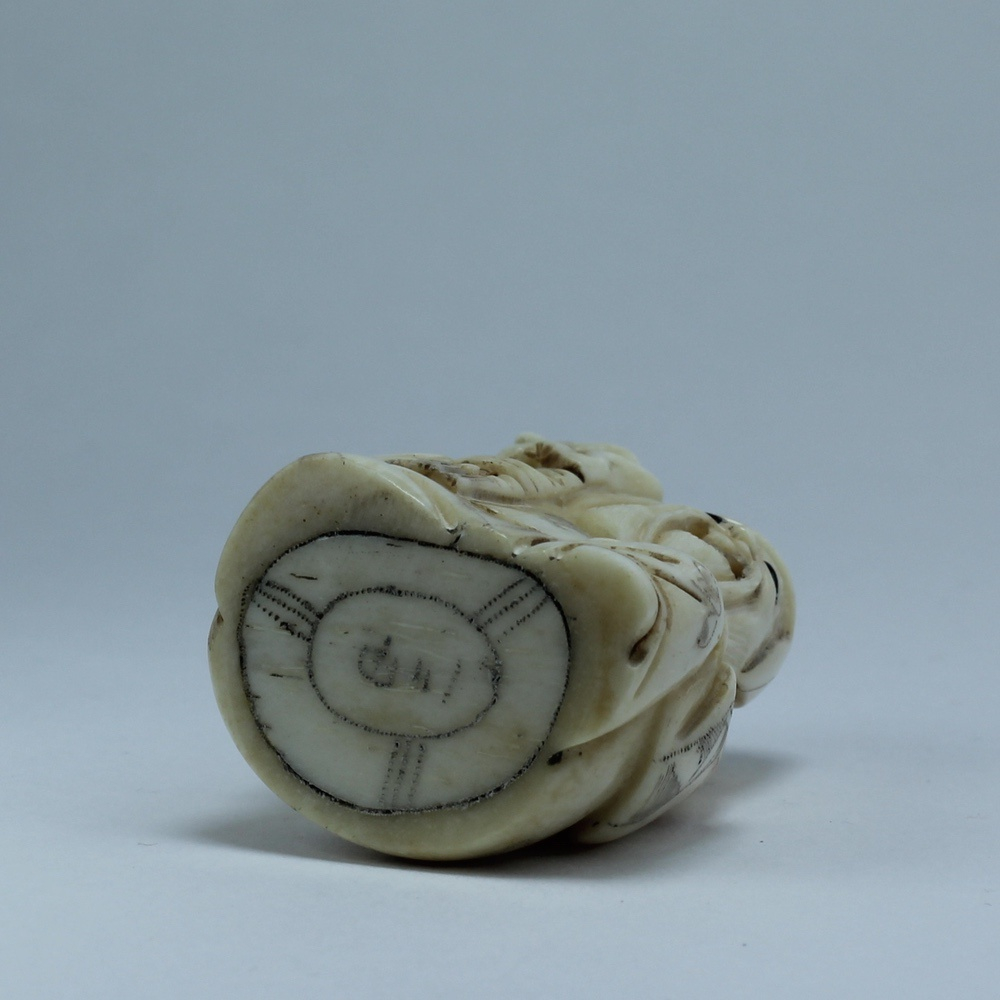 Нэцкэ Фукурокудзю с мешком на плече