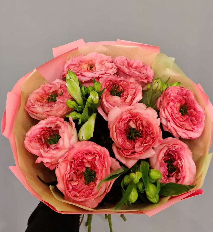 Букет из пионовидных роз с альстромерией