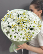 Букет из кустовых хризантем "Kennedy white" и ромашек