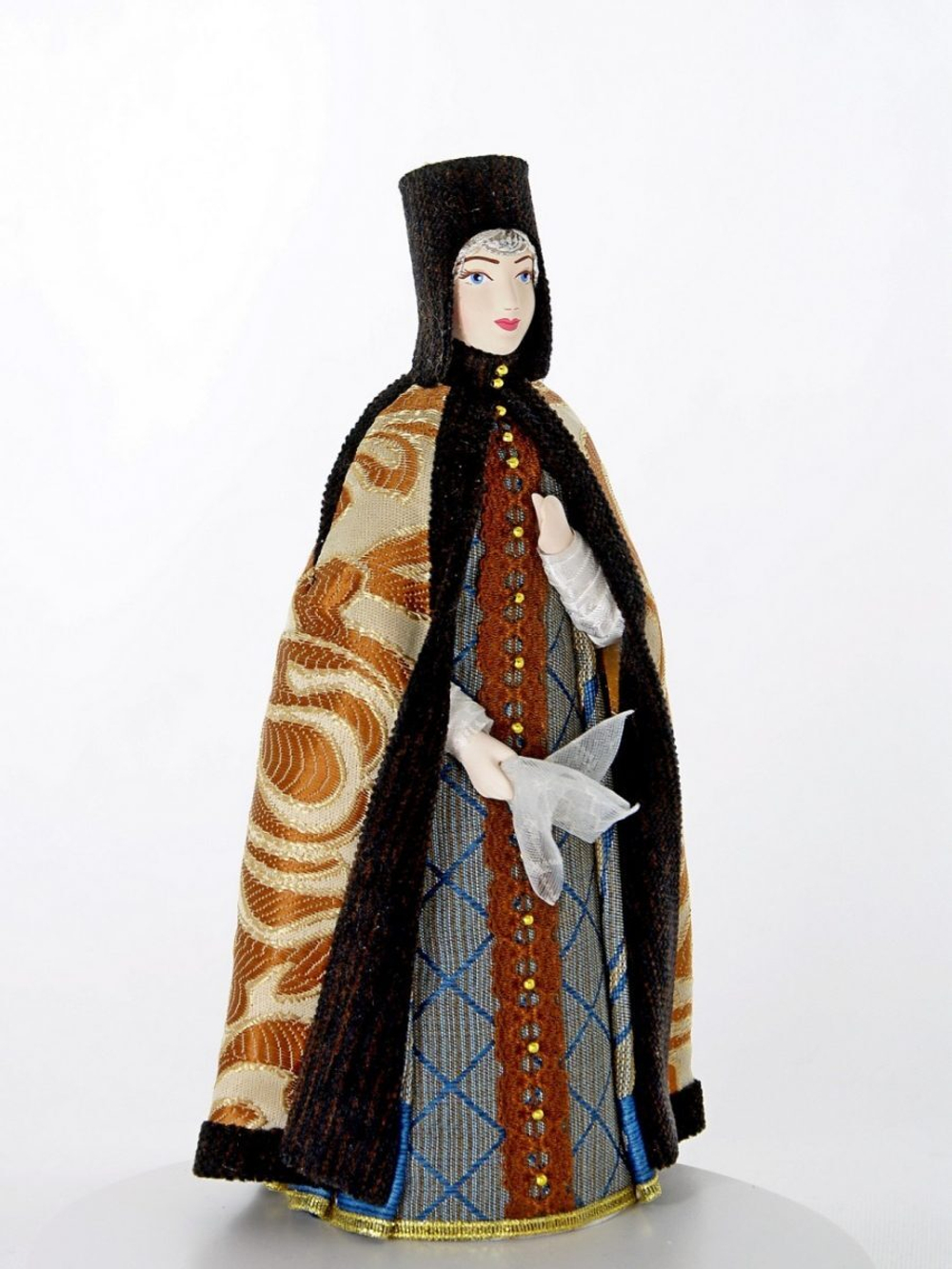 Кукла коллекционная фарфоровая в ездовом костюме царицы.