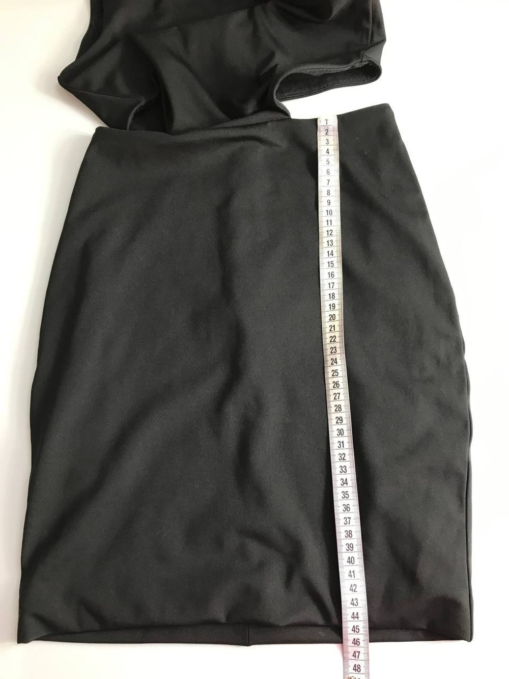 Платье H&M с акцентом на талии, маркировка XS, визуально 42 размер