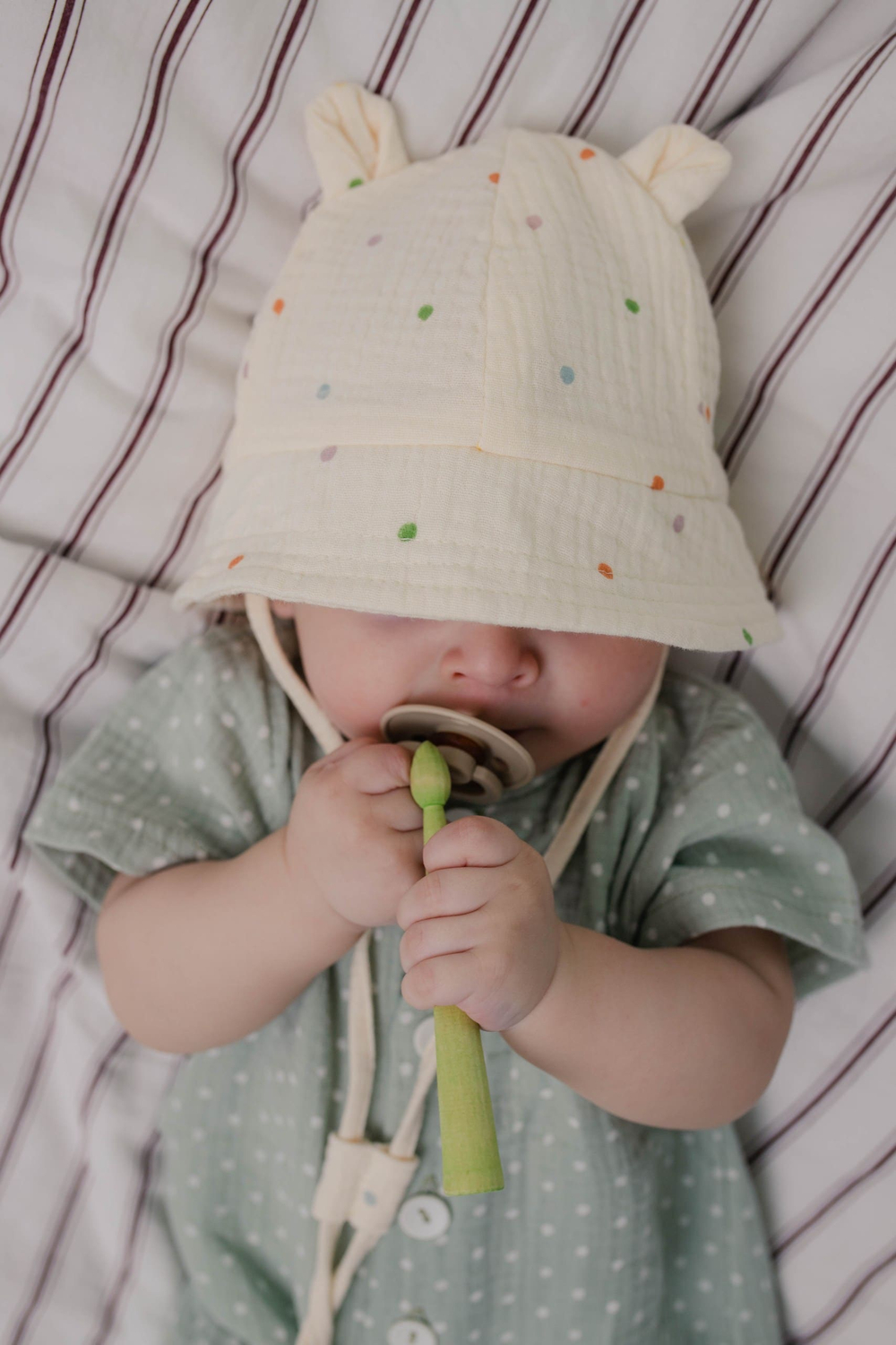 Панамка из муслина, Цветной горошек на молочном