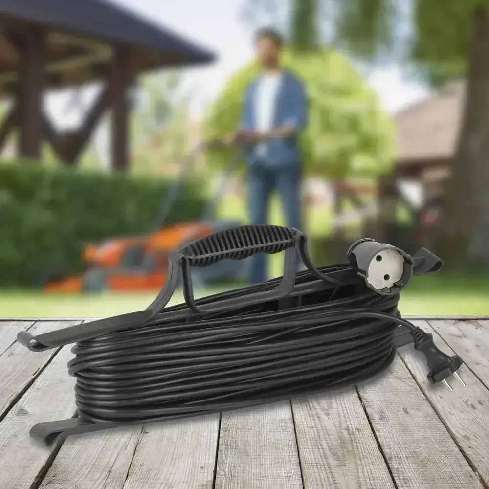 Удлинитель силовой на рамке Intro UF1300 30м без заземления 1 розетка ПВС 2x0.75мм, строительный садовый для газонокосилки и триммера