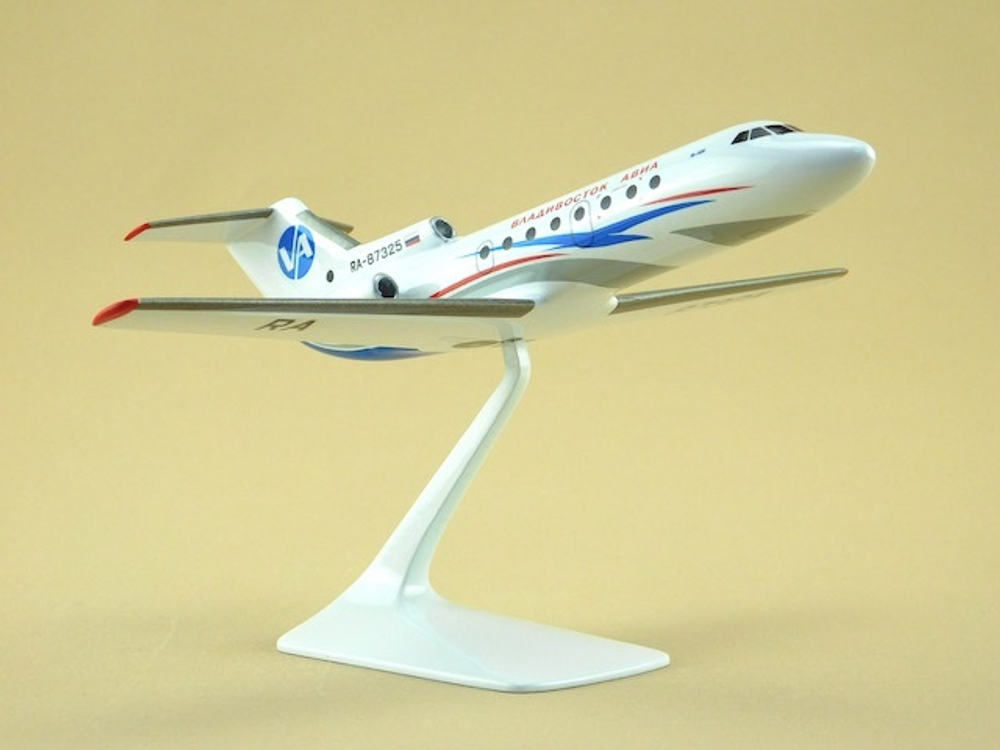 Модель самолета Як-40 (М1:100, Владивосток Авиа)