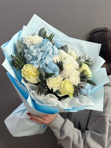 Авторский букет с голубой гортензией