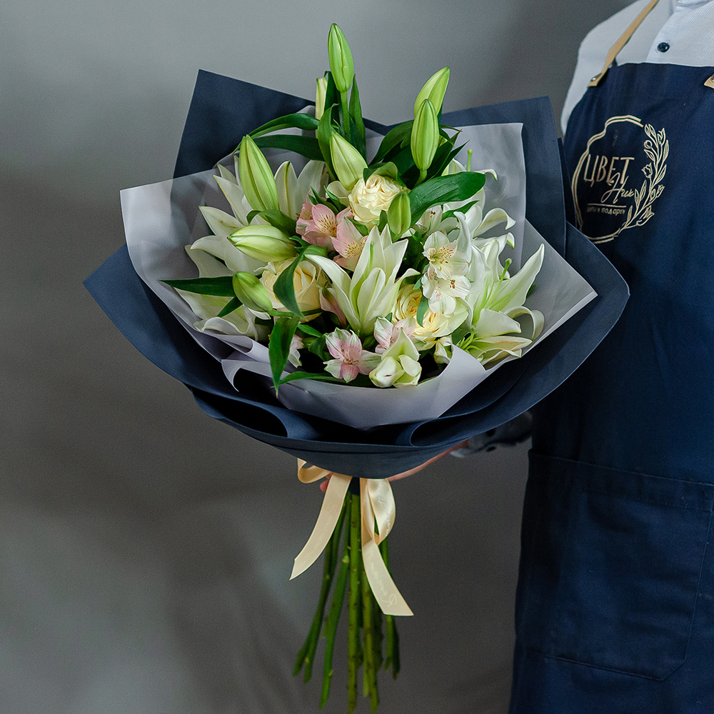 Сборный букет из лилии и альстромерии в синем оформлении