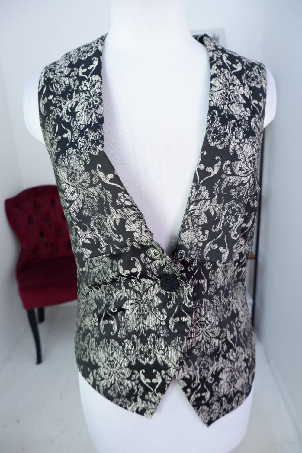 Жилет Vaide красивый, визуально на 46 размер