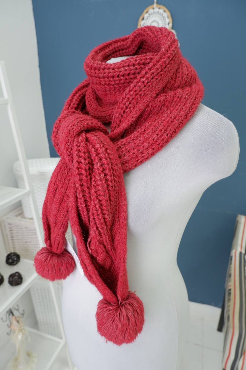 Шарф вязаный с помпонами