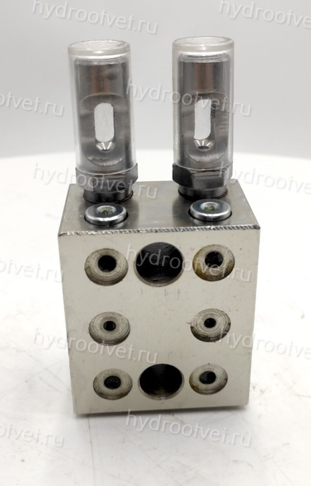 2-02-2П - Питатель модульного исполнения для двухлинейных смазочных систем с рабочим давлением 200 бар, количество выходов 2, максимальная доза на выход 2 мл/цикл, с регулятором и индикатором