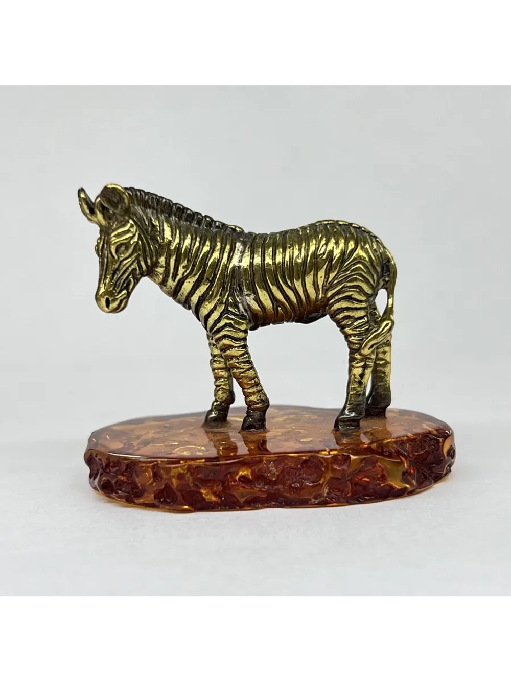 Бронзовая статуэтка на янтаре