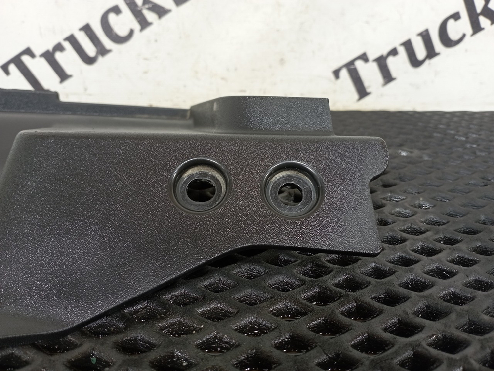 Накладка подножки правая 2020г.