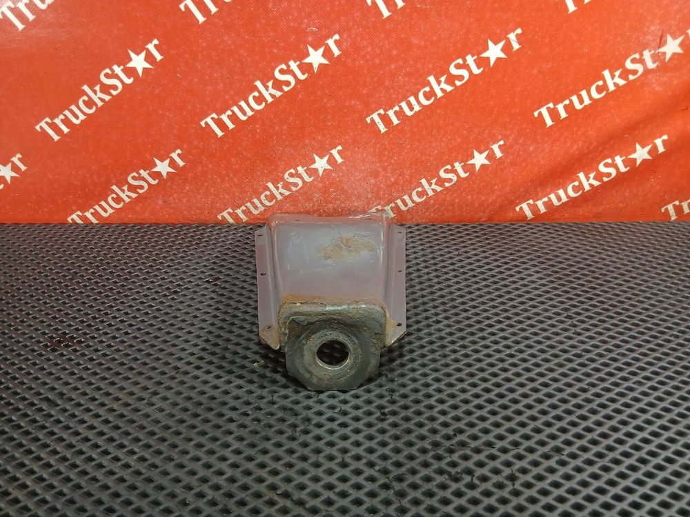 Кронштейн амортизатора переднего