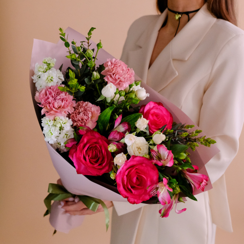 Купить Яркий букет с малиновыми розами #971