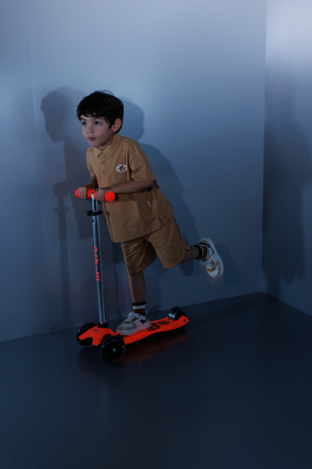 Самокат Maxi Micro Deluxe Glow (светящийся) LED красное сияние