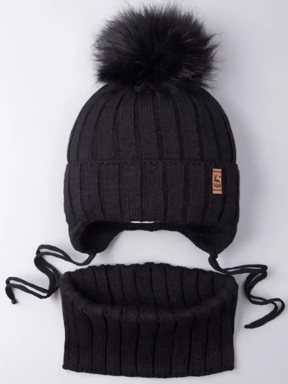 Шапка зимняя для мальчика на завязках и снуд