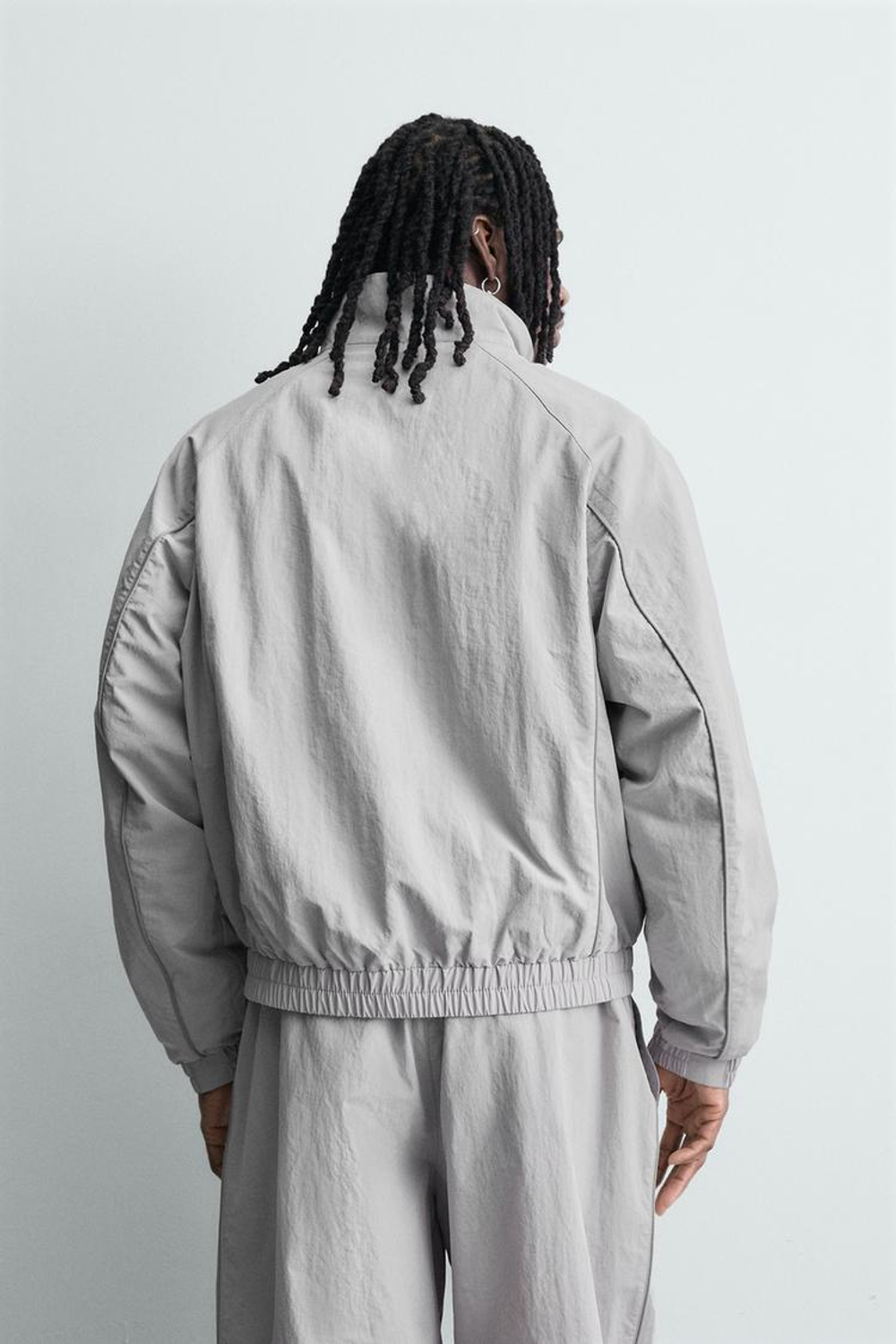 ZARA КУРТКА ИЗ ВЫСОКОТЕХНОЛОГИЧНОЙ ТКАНИ С КОНТРАСТНЫМИ ДЕТАЛЯМИ, СВЕТЛО-СЕРЫЙ