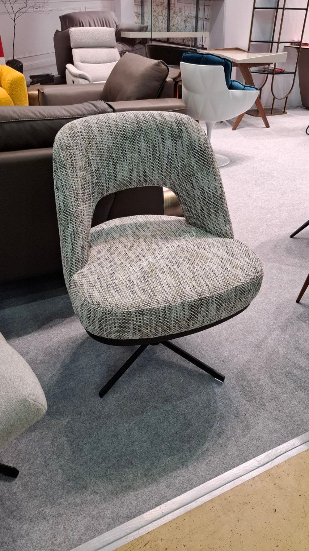 Кресло H2424 вращающееся