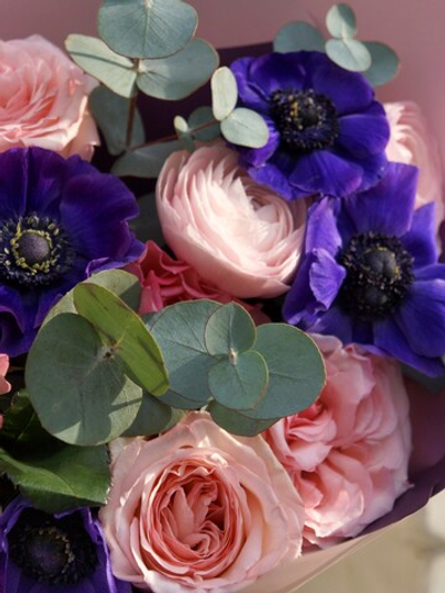 5. Букет с синими анемонами