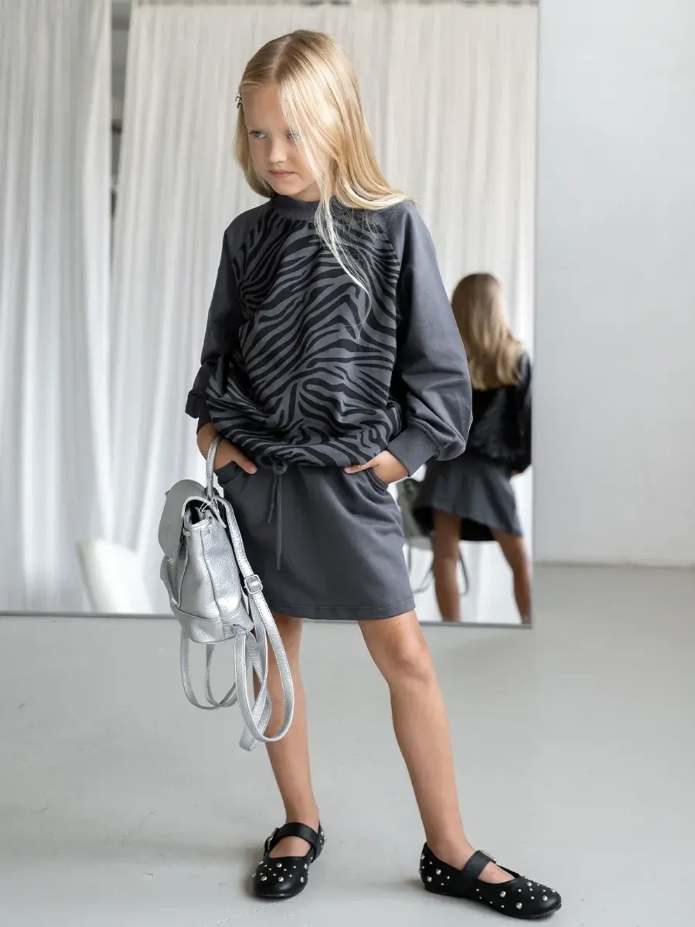 Черный костюм для девочки с юбкой в школу