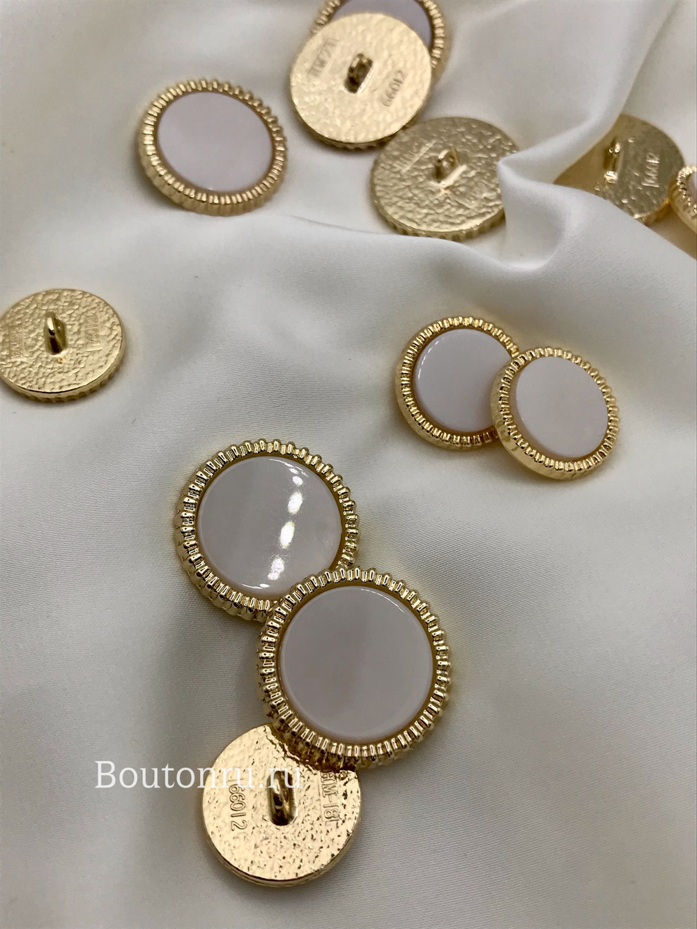 Пуговицы золотистые с белой серединкой