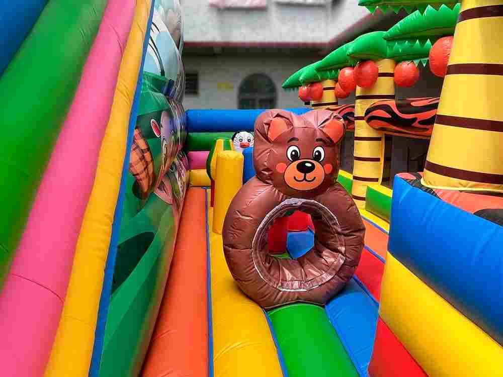 Коммерческий надувной батут «Зоопарк» с крышей, 15*7*9 м.