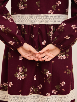 Платье с кружевными вставками