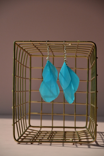 Серьги с перьями коротенькие