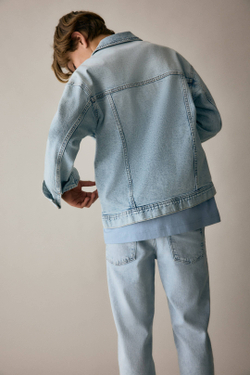 H&M Джинсы свободного кроя с зауженным кроем, голубой