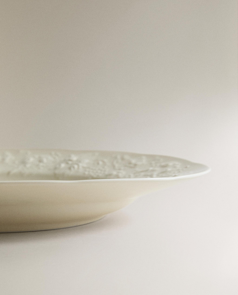Zara Home блюдо сервировочное из фарфора, цвет кремовый, 28.4 см