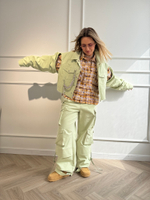 Джинсовка с разрезами на рукавах зелёная