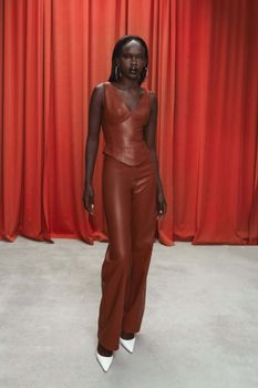 Прямые брюки с завышенной талией