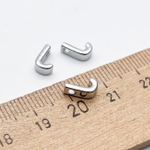 Подвеска-бусина Буква J, цвет серебро (родий), размер 8*5 мм, отверстие 1,5 мм, цена за 1 шт