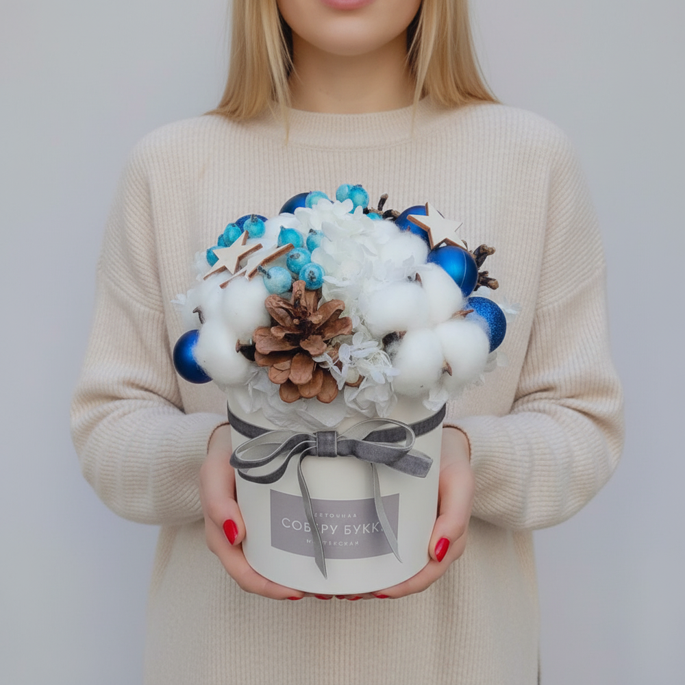 Новогодняя композиция из хлопка, шишек, сухоцветов и ёлочных украшений