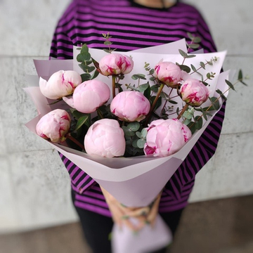 9 пионов "Сара Бернар" с эвкалиптом