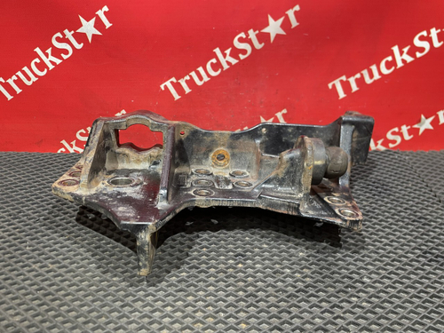 Кронштейн буксировочный левый