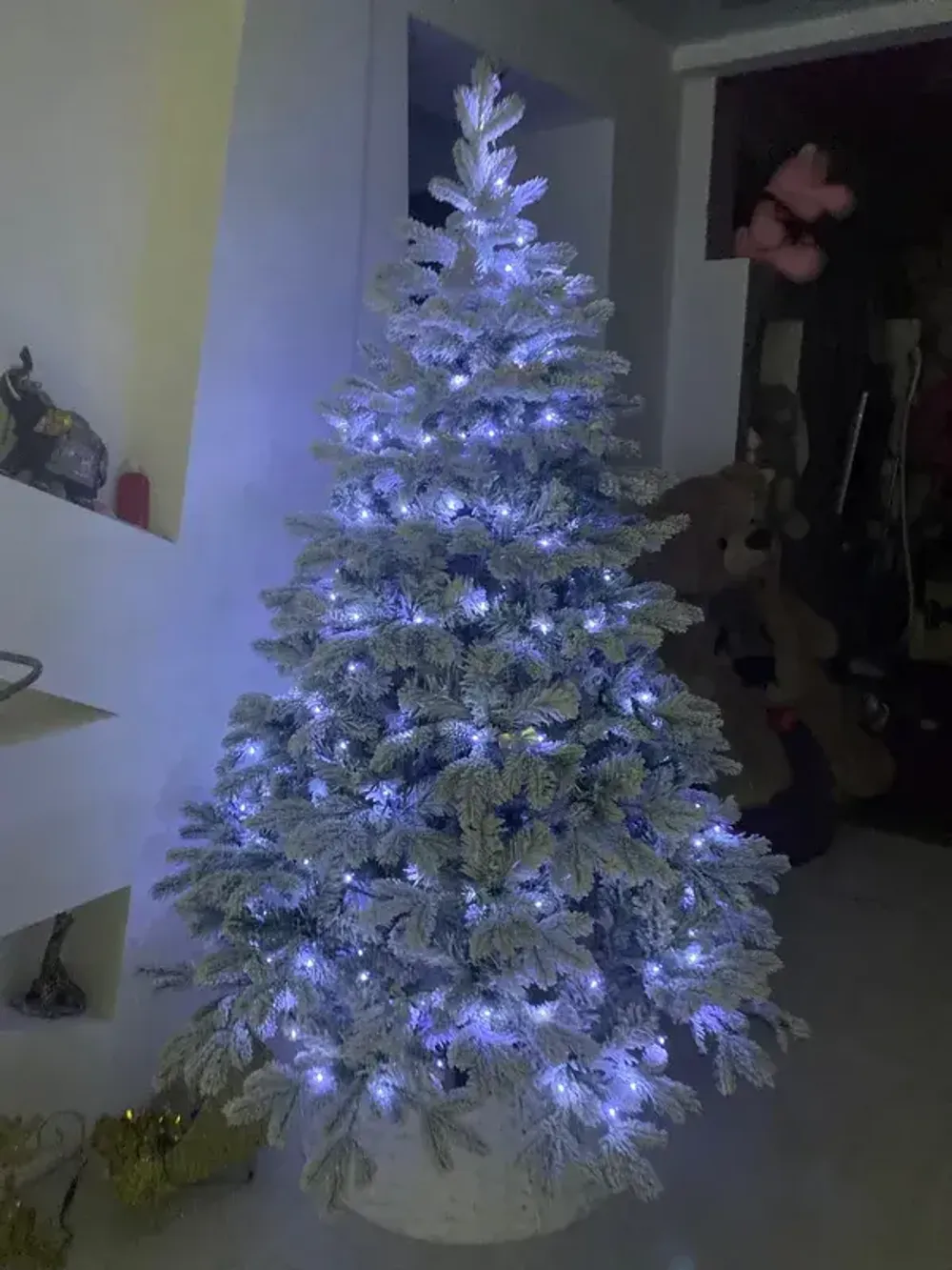 Заснеженная елка с гирляндой «Камчатская» холодный свет (Литая+пвх) 5 м