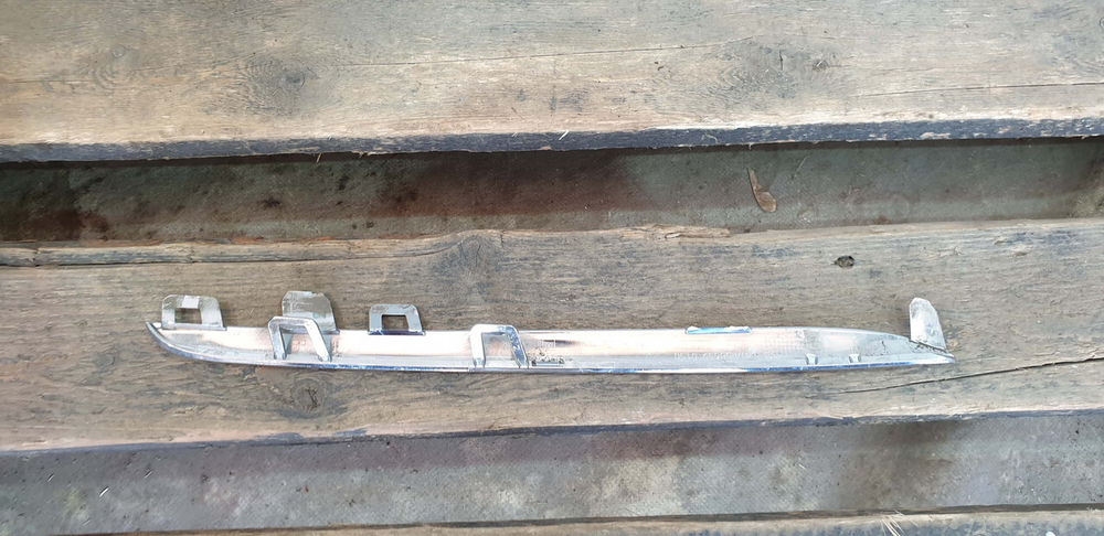 Молдинг решетки радиатора Mercedes C (W205) 14-18 Б/У Оригинал A2058880173