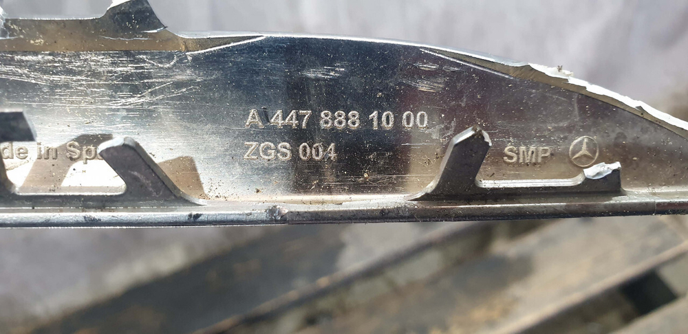 Молдинг решетки радиатора Mercedes V-Class W447 14-нв Б/У Оригинал A4478881000