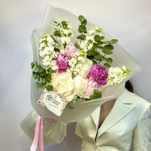 Нежный букет с пионами, маттиолой и эвкалиптом. Авторский букет 046 Chalet Green