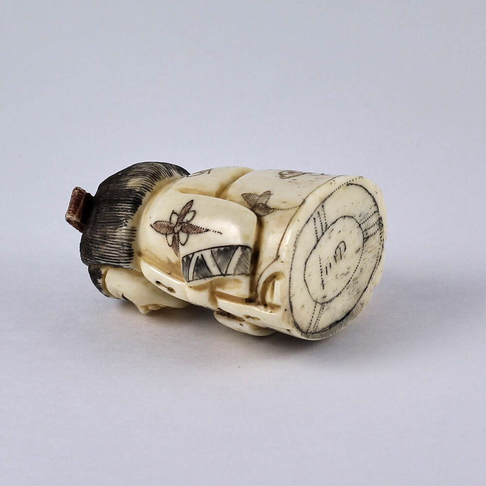 Нэцкэ Гейша с веером