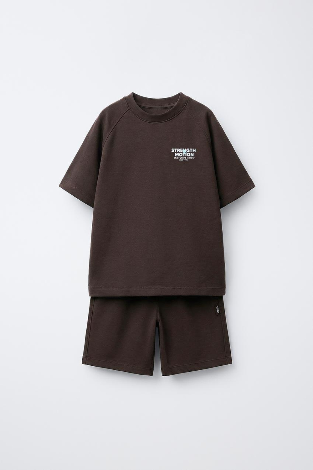 ZARA КОМПЛЕКТ ИЗ ФУТБОЛКИ И ШОРТОВ-БЕРМУДОВ ИЗ ТКАНИ ИНТЕРЛОК С НАДПИСЬЮ, ШОКОЛАДНЫЙ