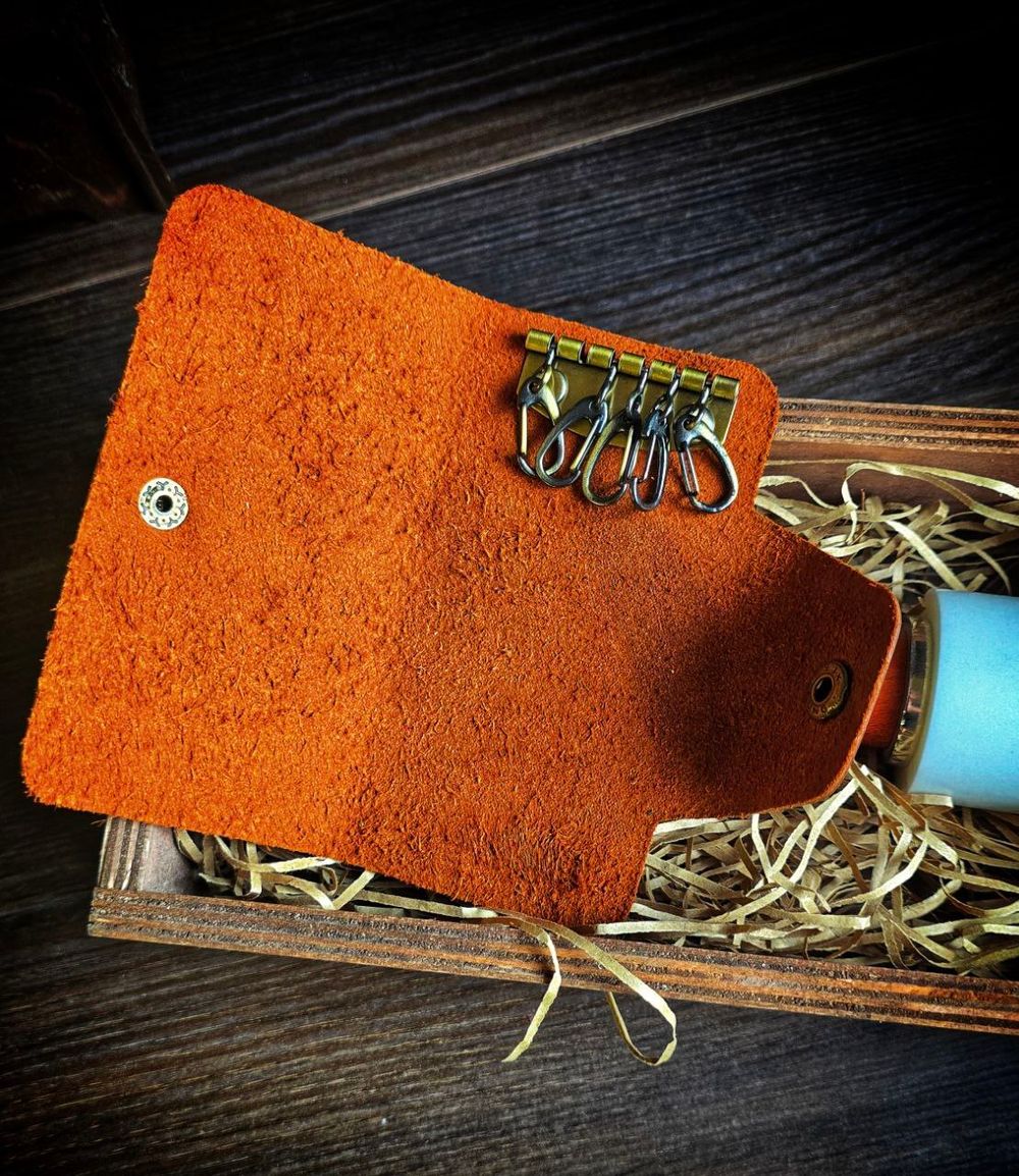 Ключница Taiga на одной кнопке КХ табак