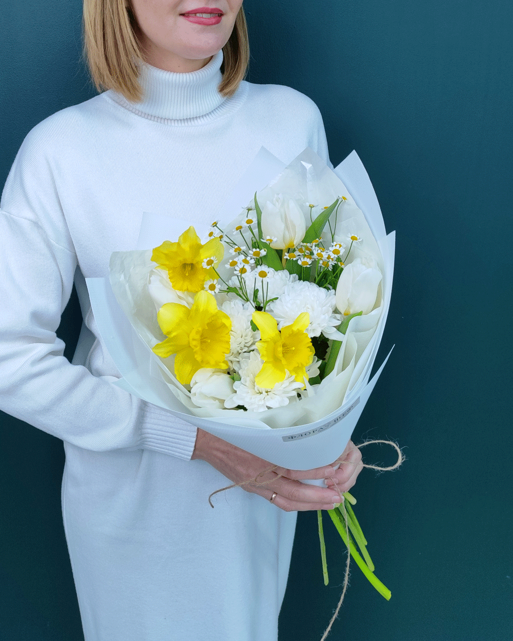 Весенний букет из нарциссов и белых тюльпанов(00454)