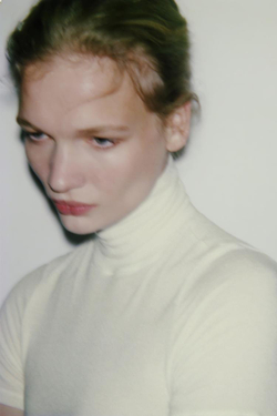 ZARA ФУТБОЛКА АСИММЕТРИЧНОГО КРОЯ С ВЫСОКИМ ВОРОТНИКОМ, БЕЛЫЙ