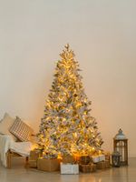 Заснеженная ель с гирляндой «Барокко» теплый свет (Литая+пвх) 210 см / 2,1 м